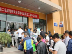 2024 年和 2025 年二级建造师考试的分数线是多少？